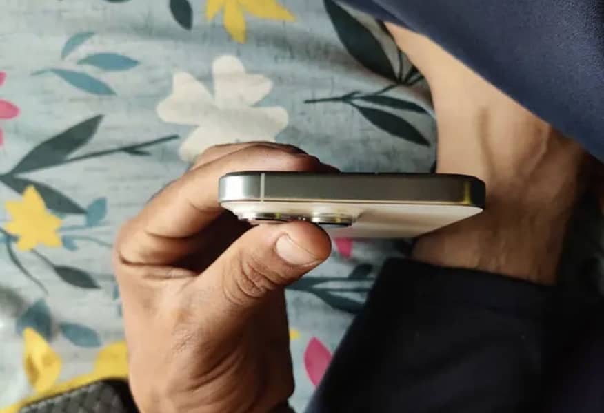 Apple iPhone 16 Pro Max 4