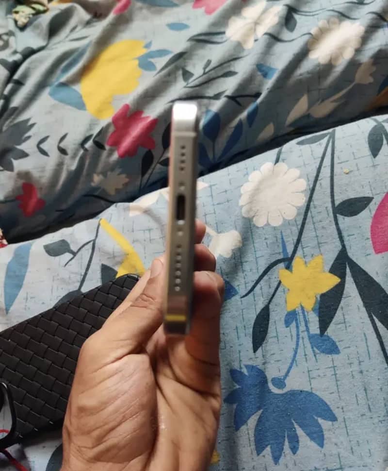 Apple iPhone 16 Pro Max 5