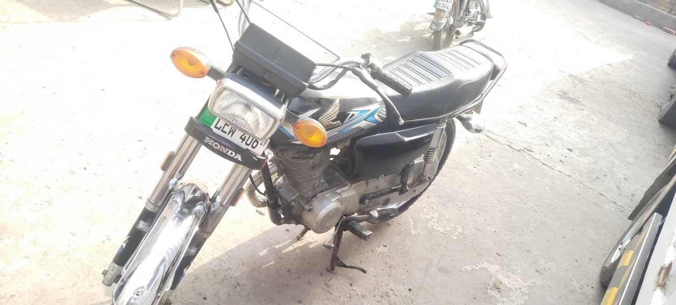 سپرداری والی بائک ہے 1