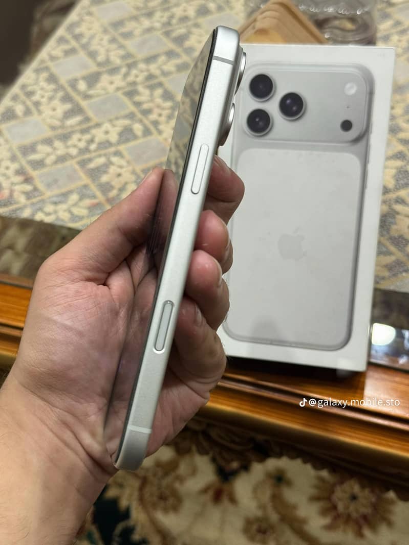 Apple iPhone 17 Pro Max 4