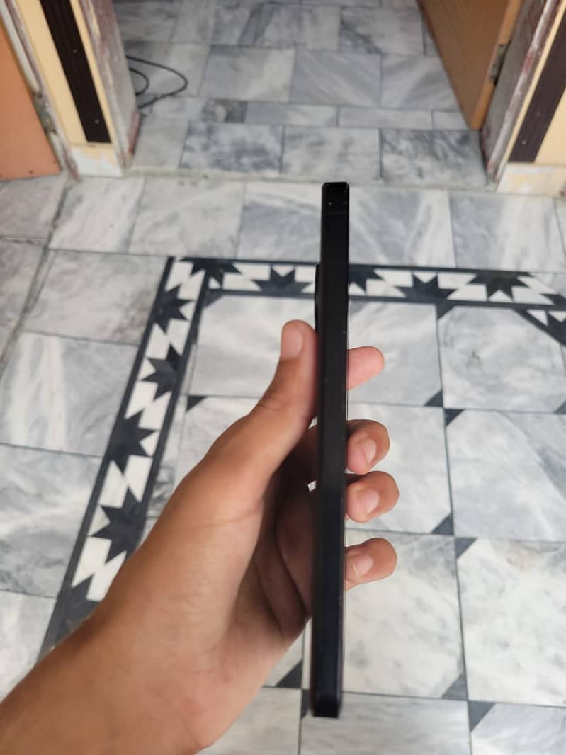 Sharp Aquos R8s pro 3