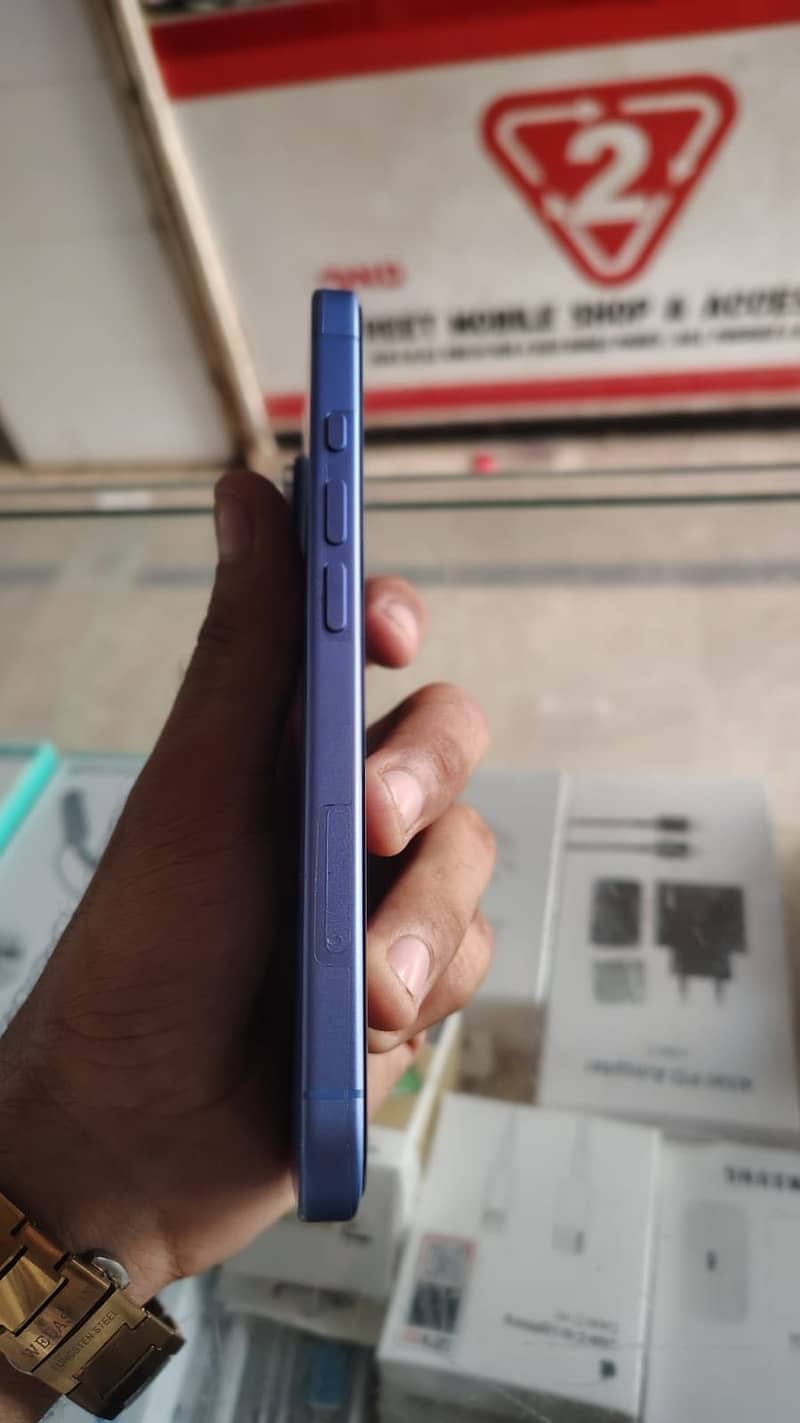 Apple iPhone 16 3