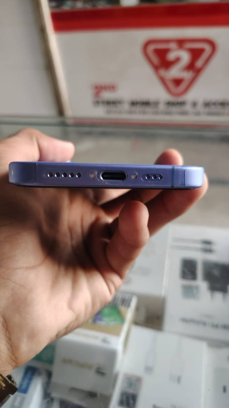 Apple iPhone 16 4