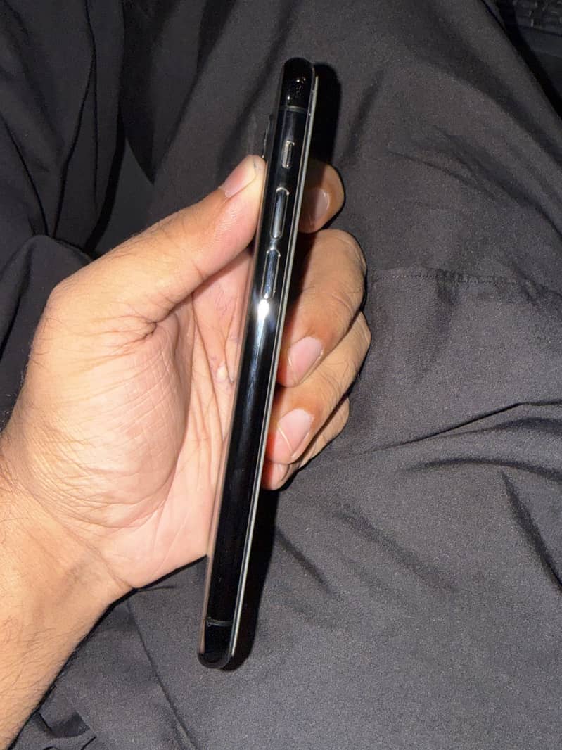 Apple iPhone 11 Pro 4
