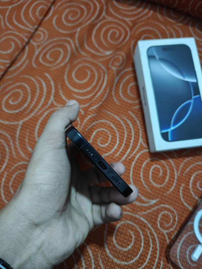 Apple iPhone 16 Pro 3