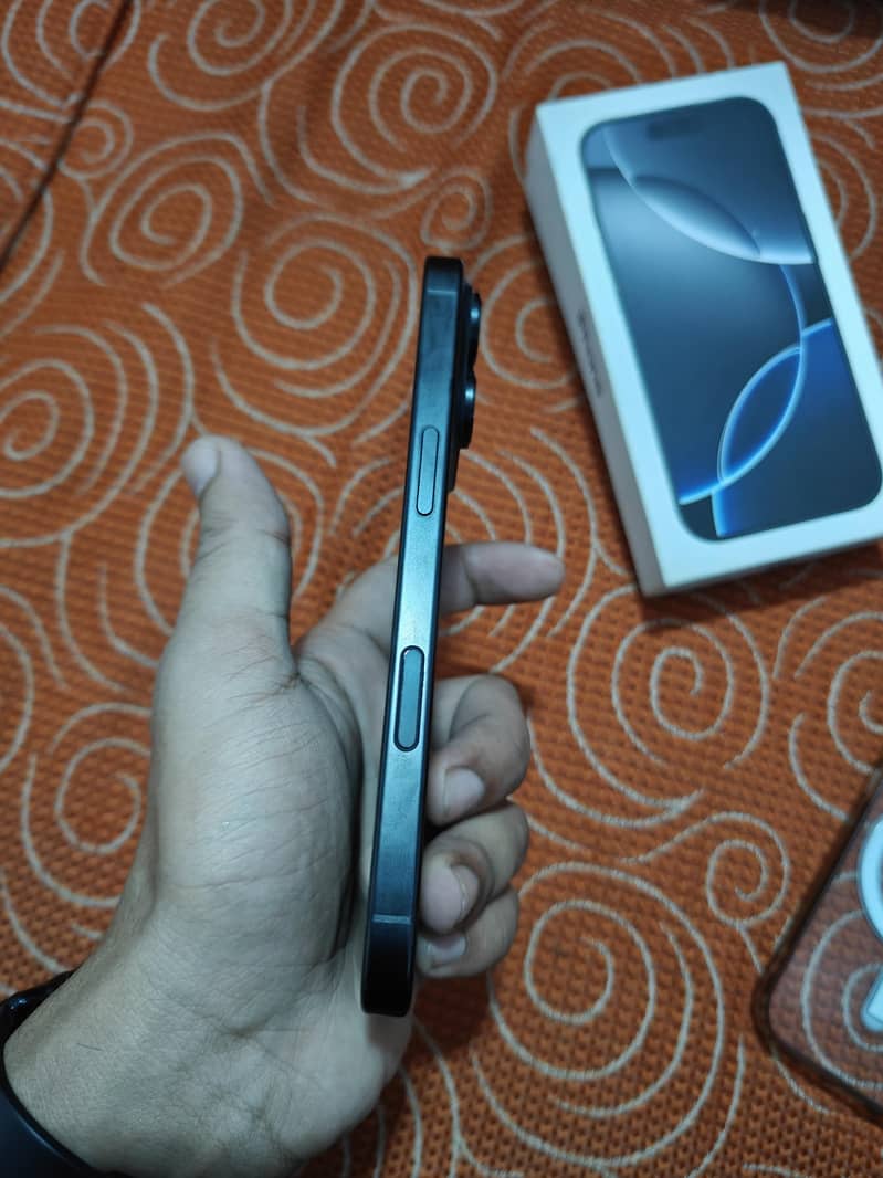Apple iPhone 16 Pro 4