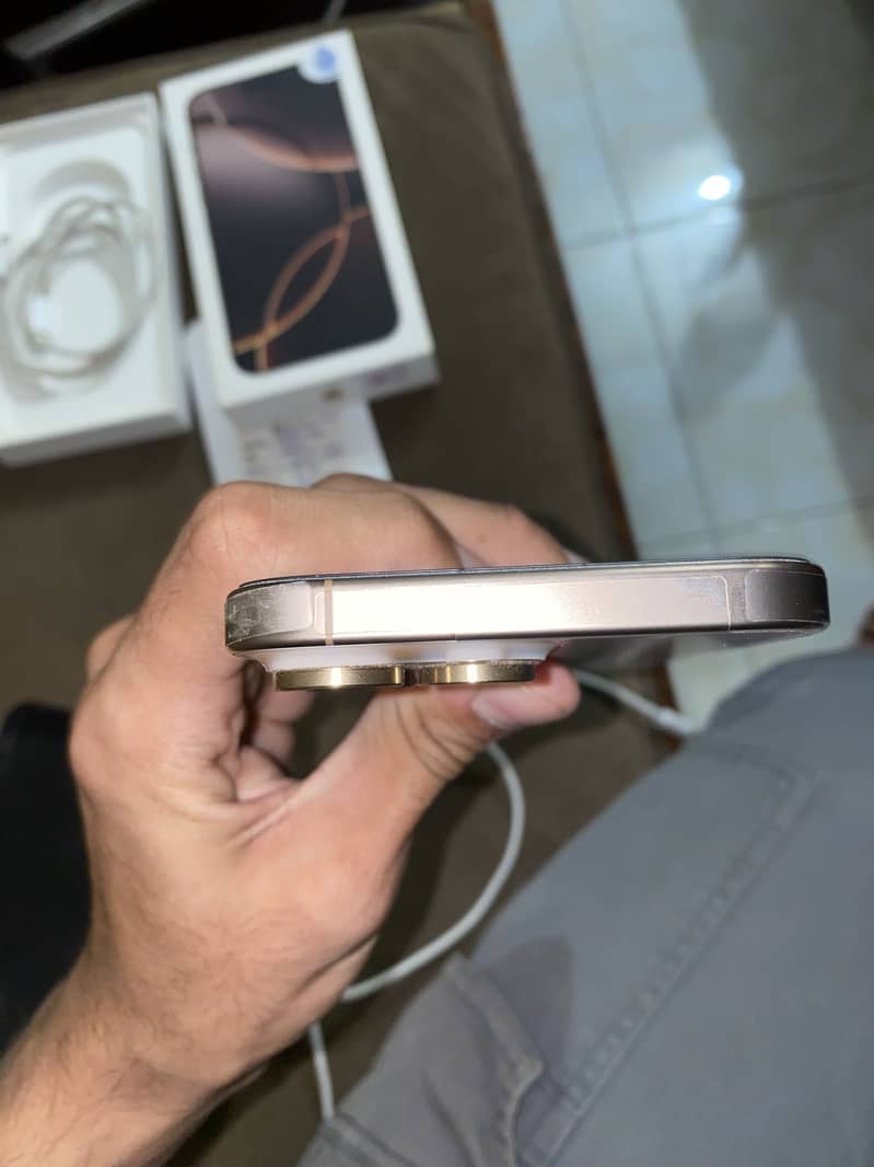 Apple iPhone 16 Pro Max 0