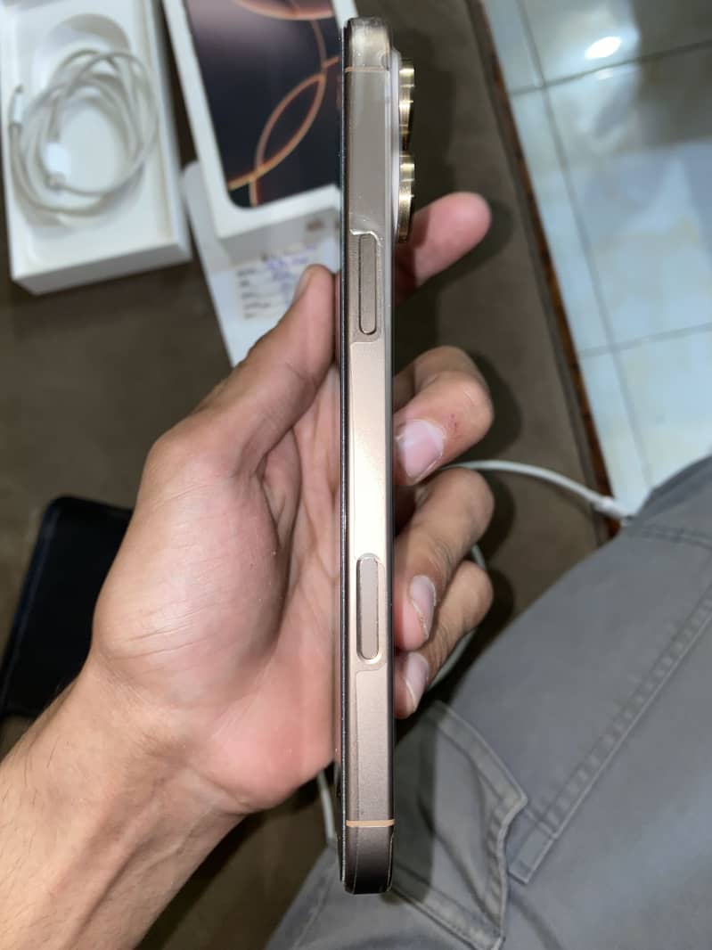 Apple iPhone 16 Pro Max 4
