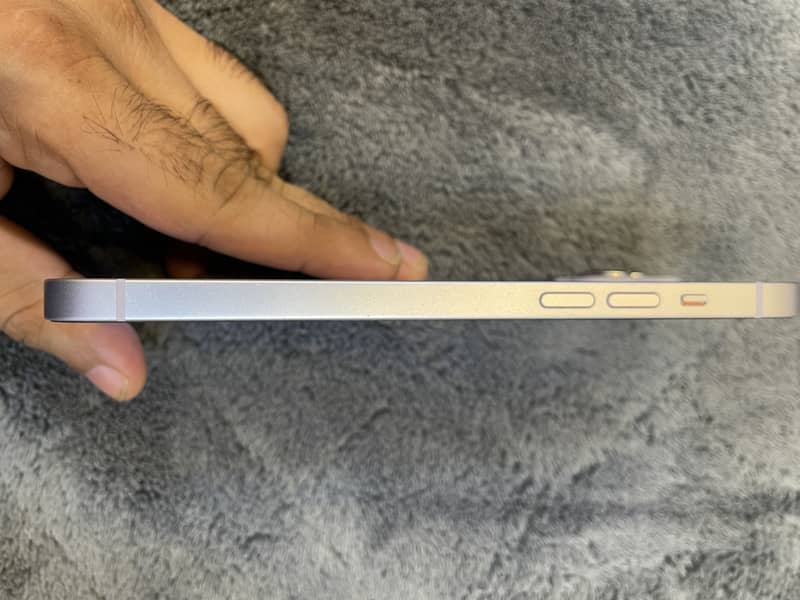 Apple iPhone 14 Plus minor dot 1