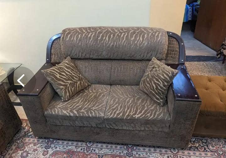 Comfortable sofa set in good condition. 1