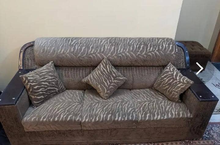 Comfortable sofa set in good condition. 2