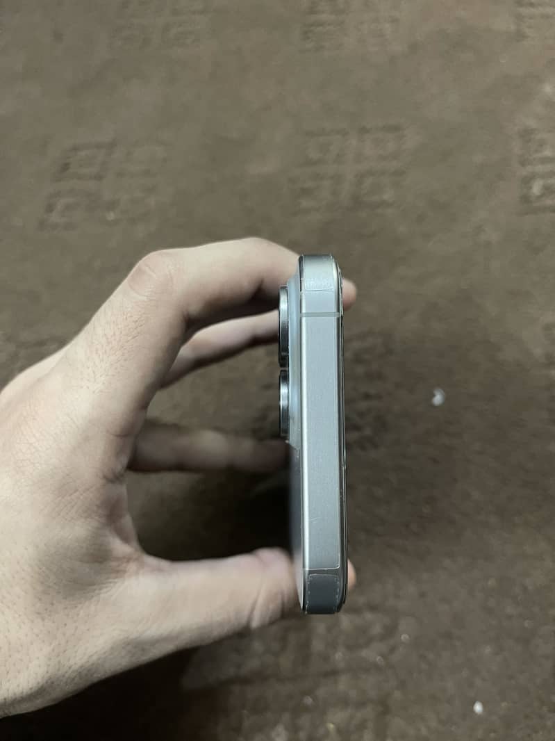 Apple iPhone 15 Pro Max 2