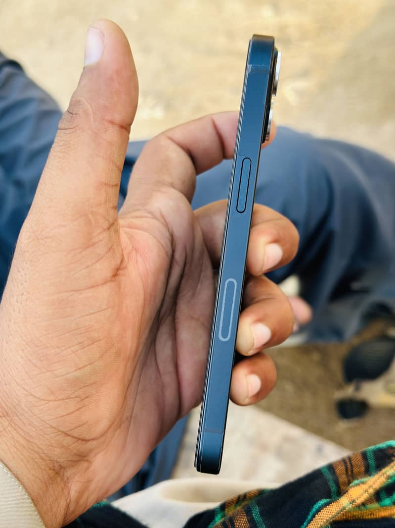 Apple iPhone 13 2
