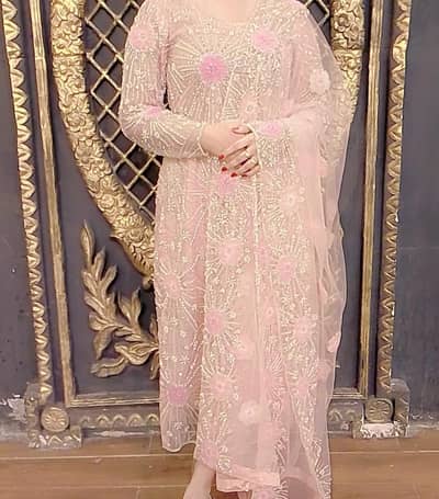 I am selling shalwar kameez its like new