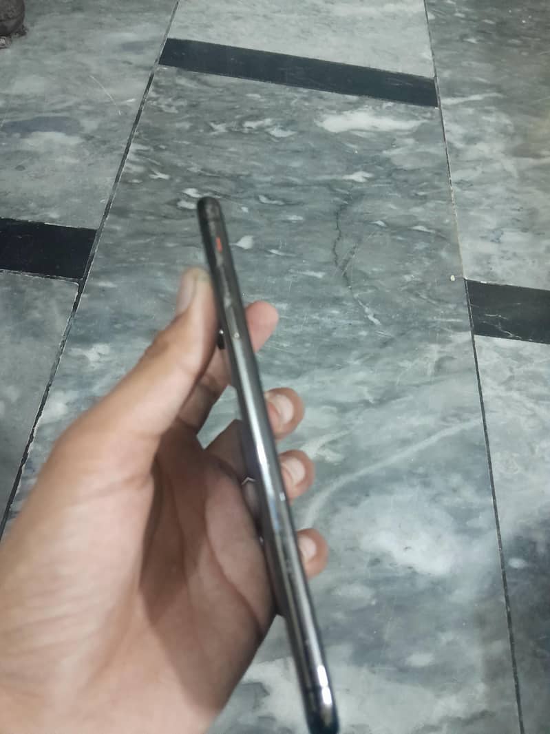 Apple iPhone XS Max 2