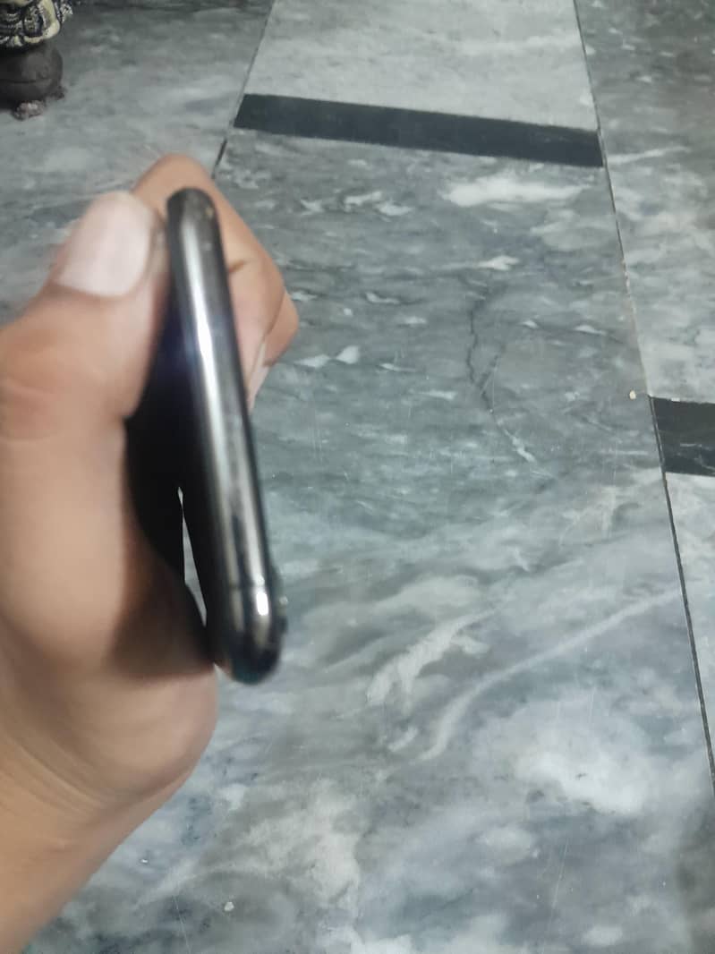 Apple iPhone XS Max 4