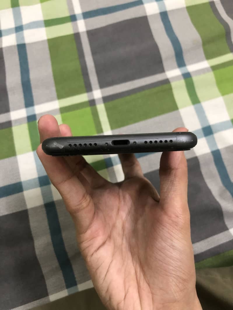 Apple iPhone 11 4