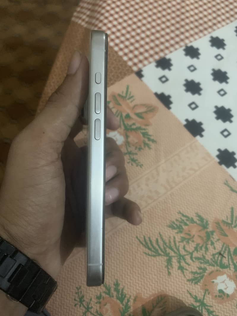 Apple iPhone 15 Pro 3