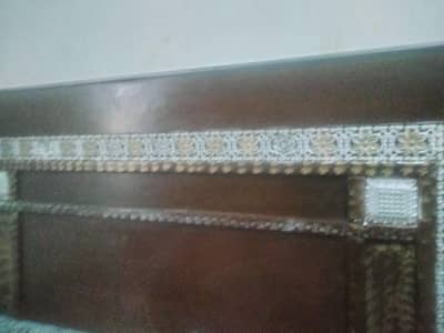 bed or iron stand hai saf halat mai hai