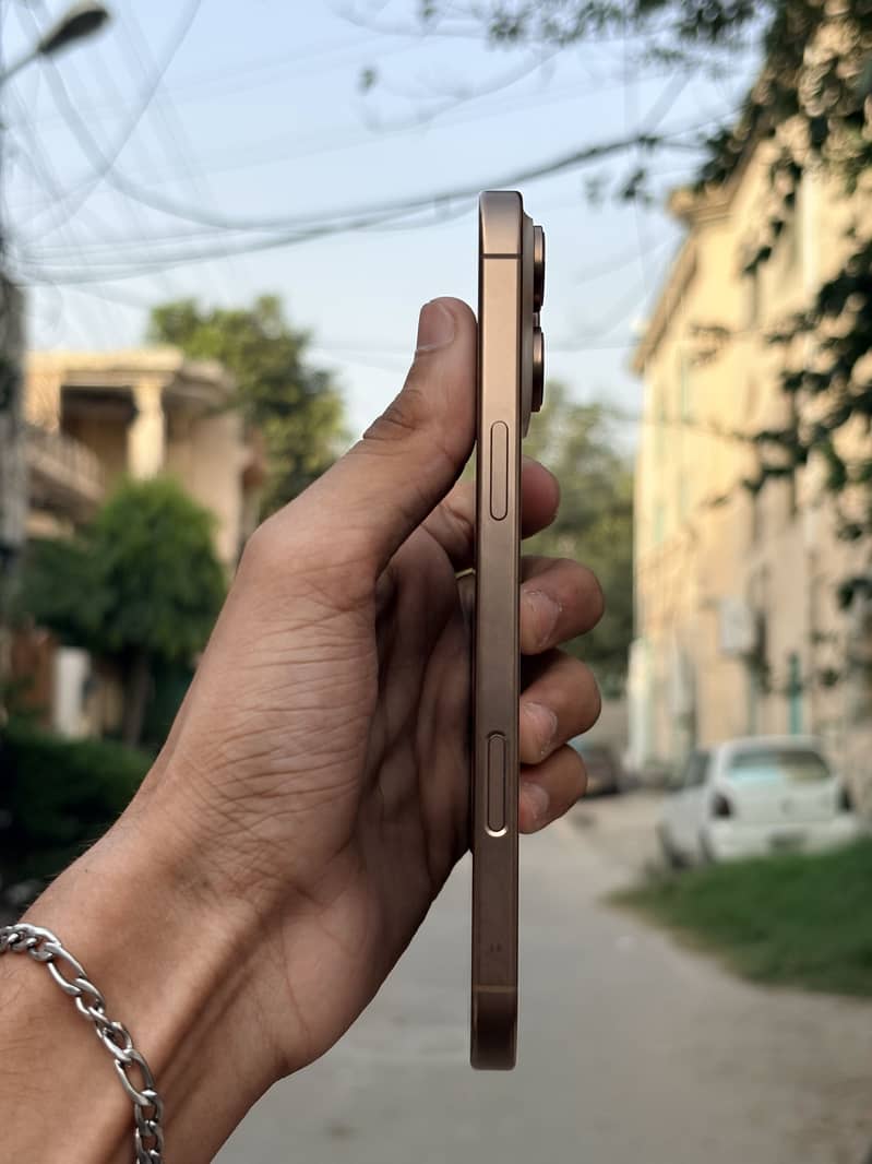 Apple iPhone 16 Pro Max 4