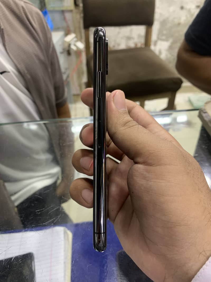 Apple iPhone XS 4