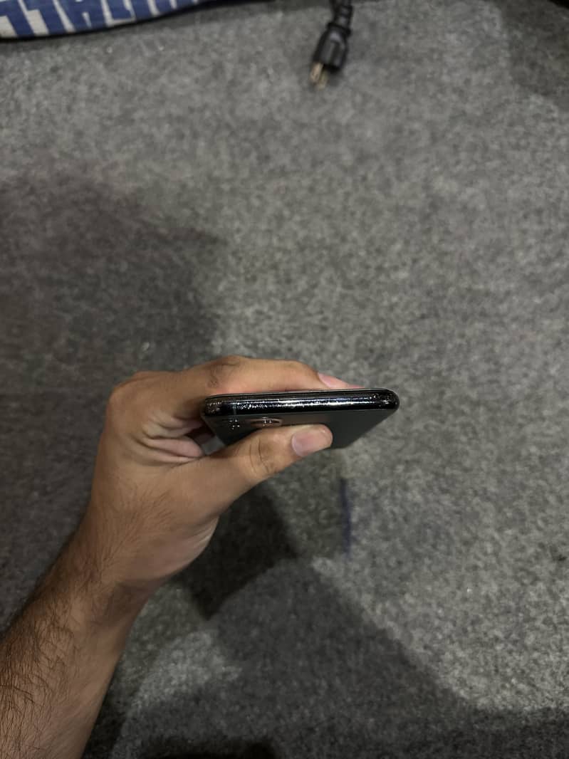 Apple iPhone 11 Pro Max 4