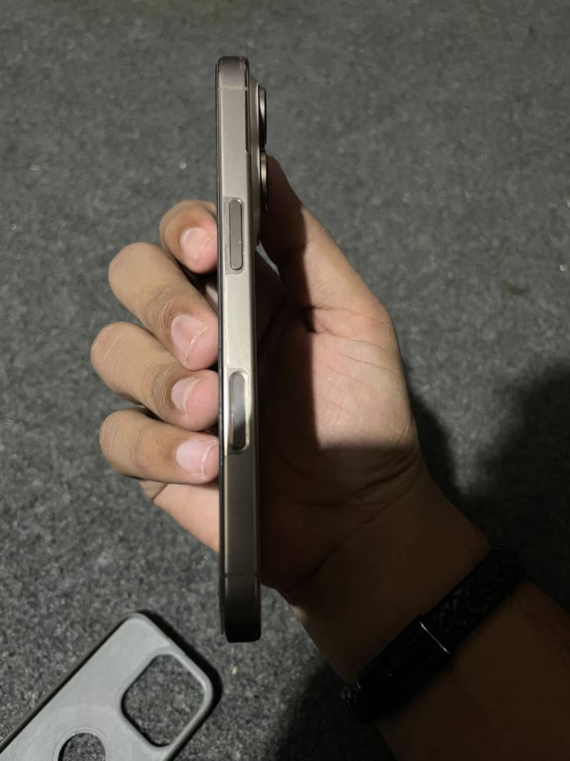 Apple iPhone 16 Pro 3