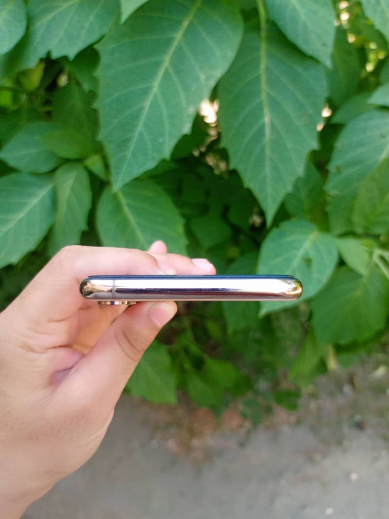 Apple iPhone XS Max 1