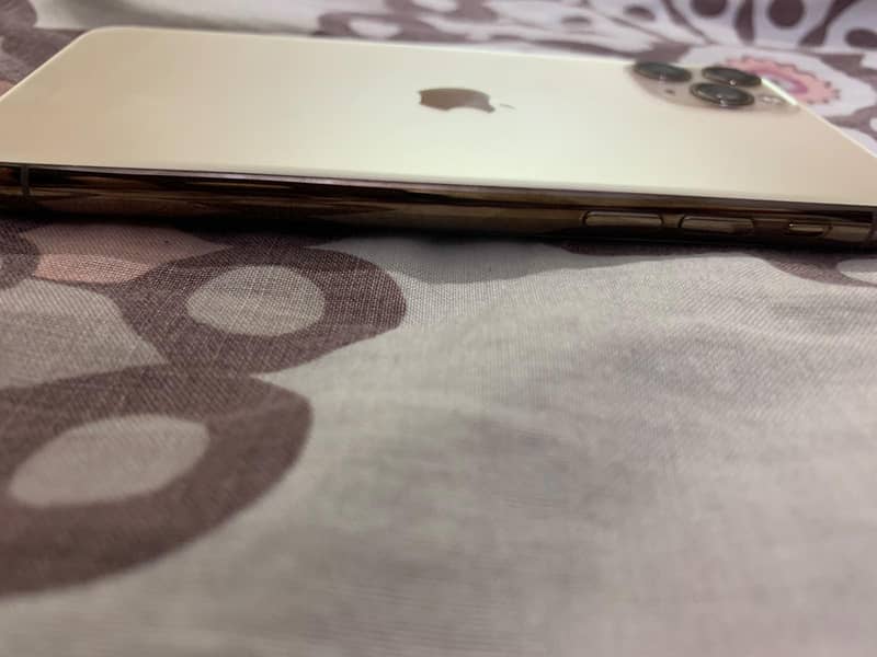 Apple iPhone 11 Pro 4