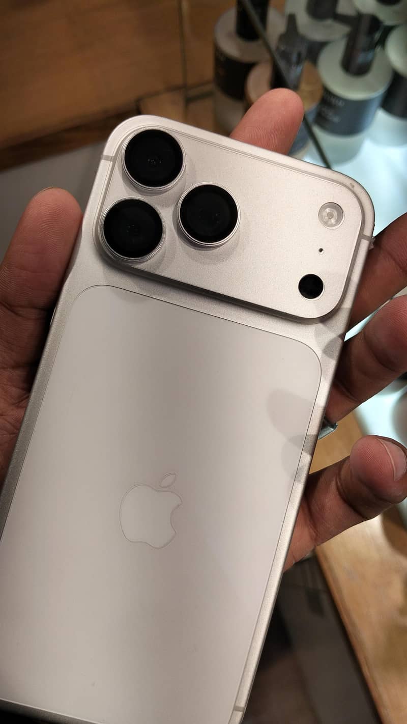 Apple iPhone 17 Pro Max 5