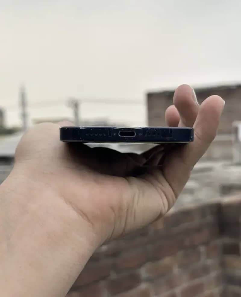 Apple iPhone 12 4