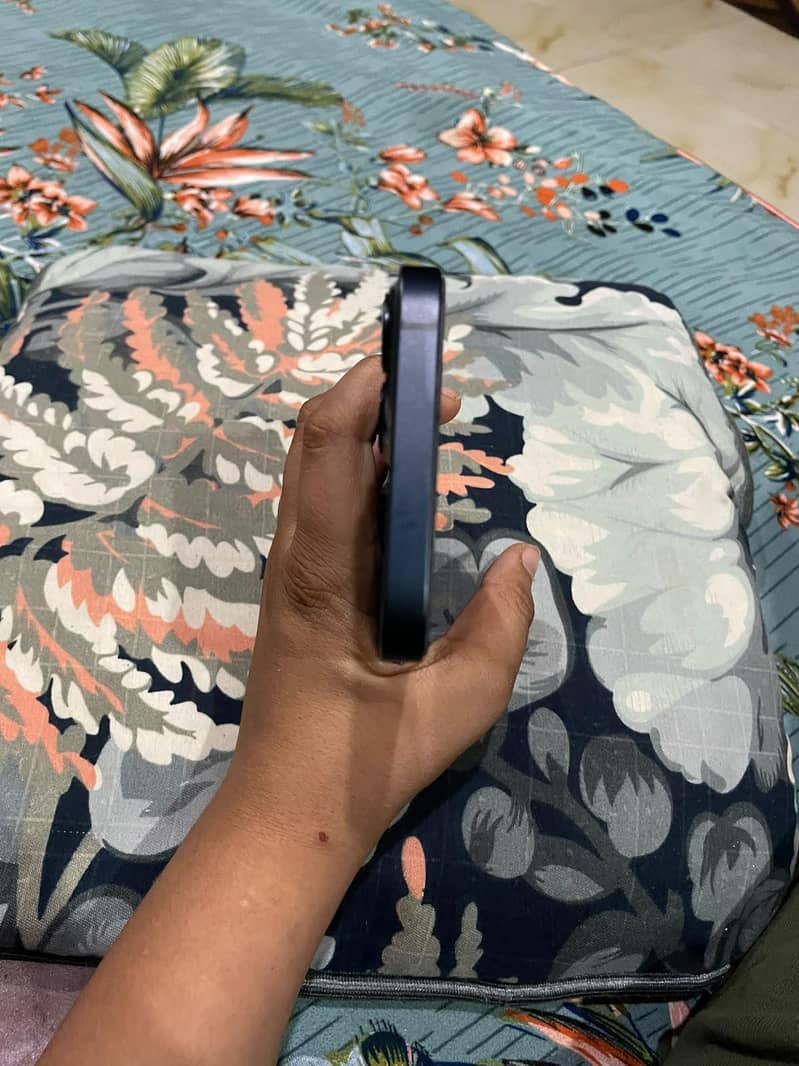 Apple iPhone 13 7