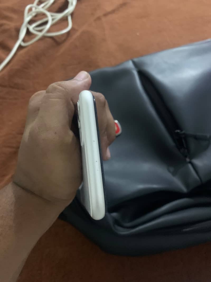 Apple iPhone 11 4