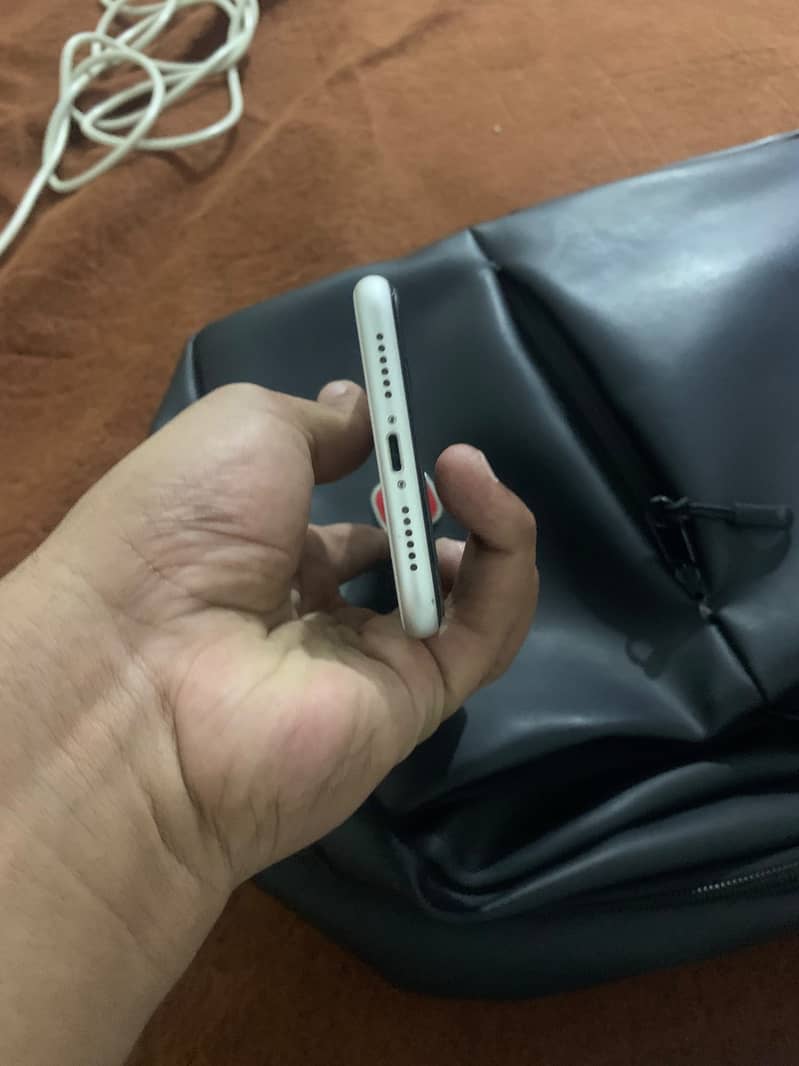 Apple iPhone 11 7