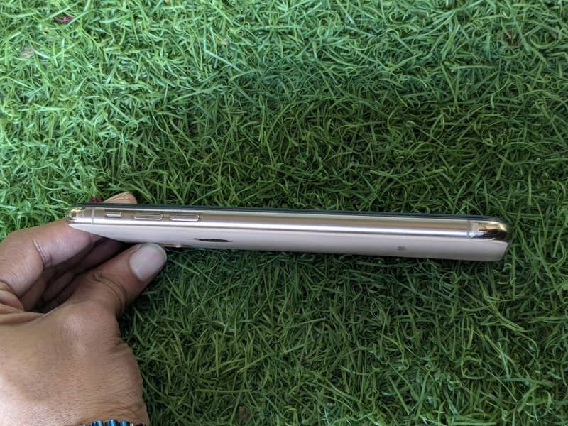 Apple iPhone XS Max 3