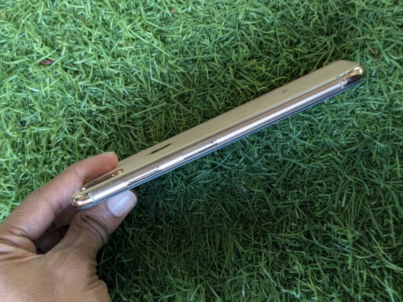 Apple iPhone XS Max 4