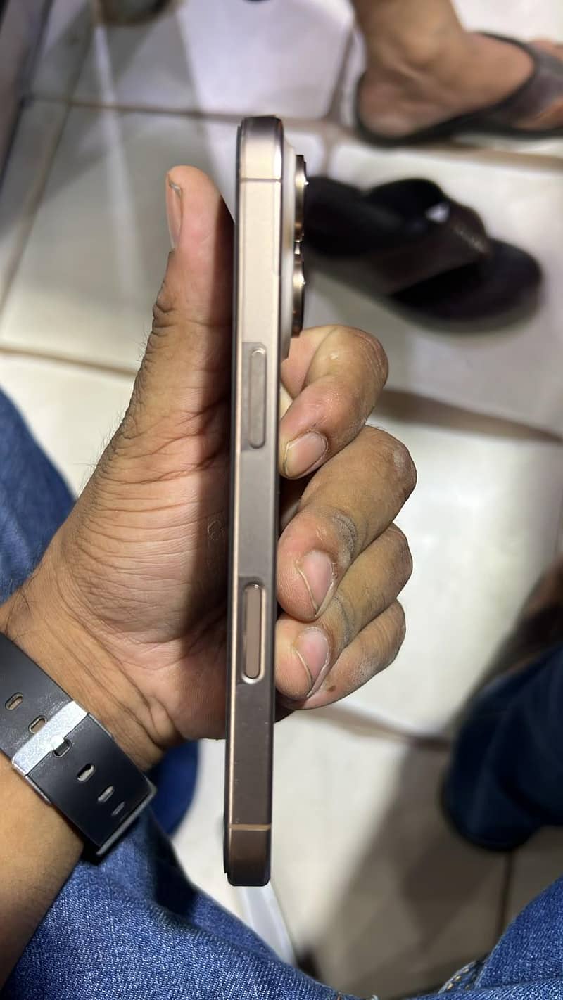 Apple iPhone 16 Pro 1