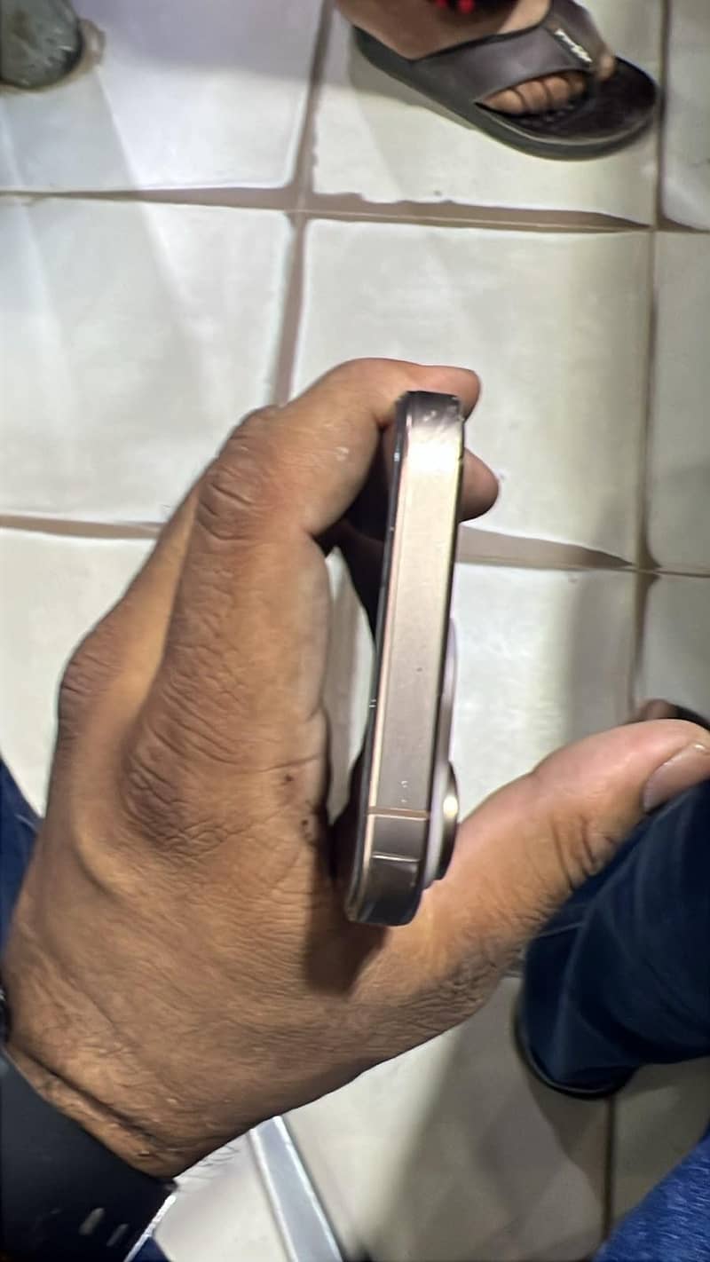 Apple iPhone 16 Pro 2