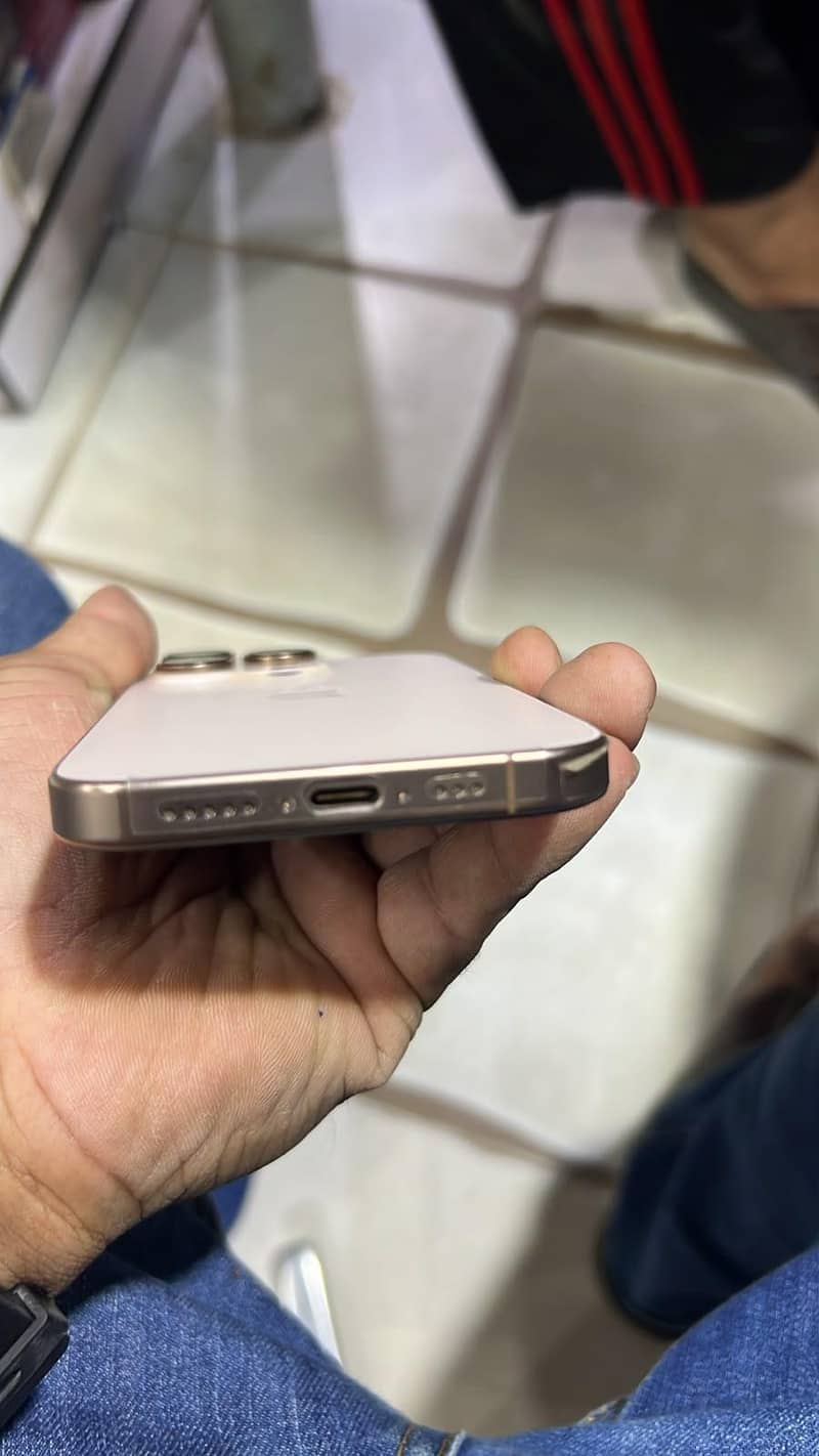 Apple iPhone 16 Pro 3