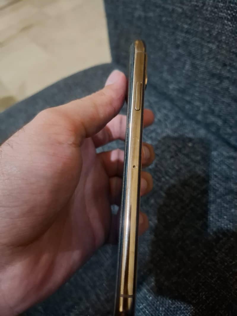 Apple iPhone XS 4