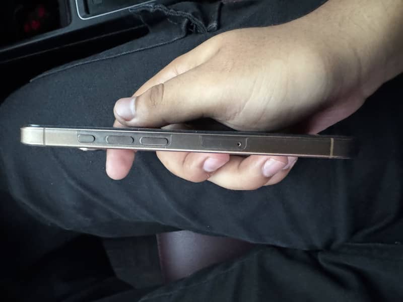 Apple iPhone 16 Pro 2