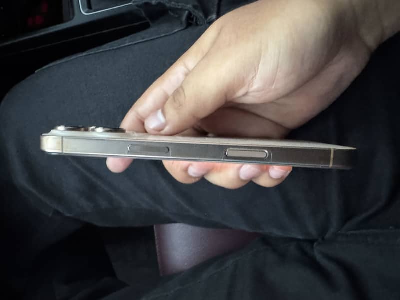 Apple iPhone 16 Pro 3