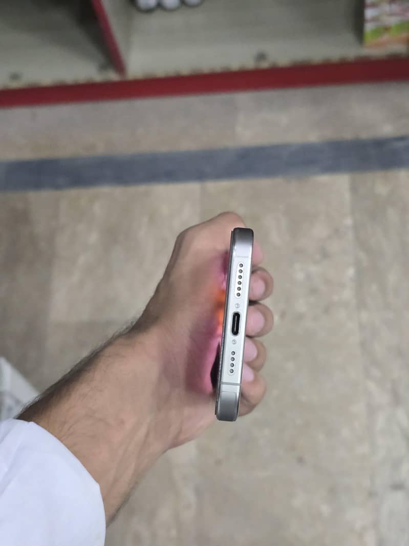 Apple iPhone 15 Pro Max 4