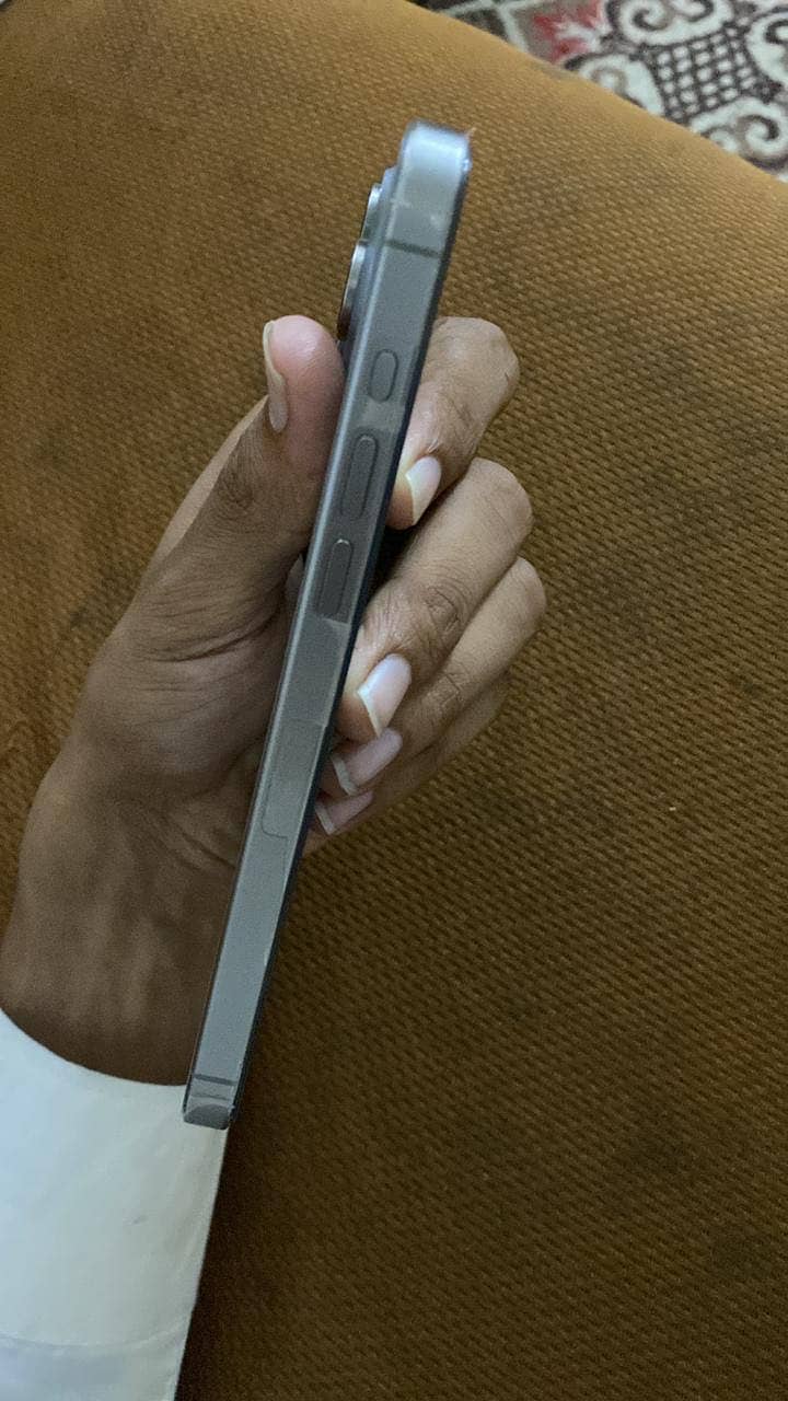 Apple iPhone 15 Pro Max 2