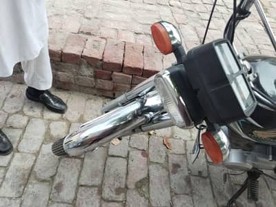 HONDA 125 BLACK CONDITION 10-BY-9 ONLY ONE HADND