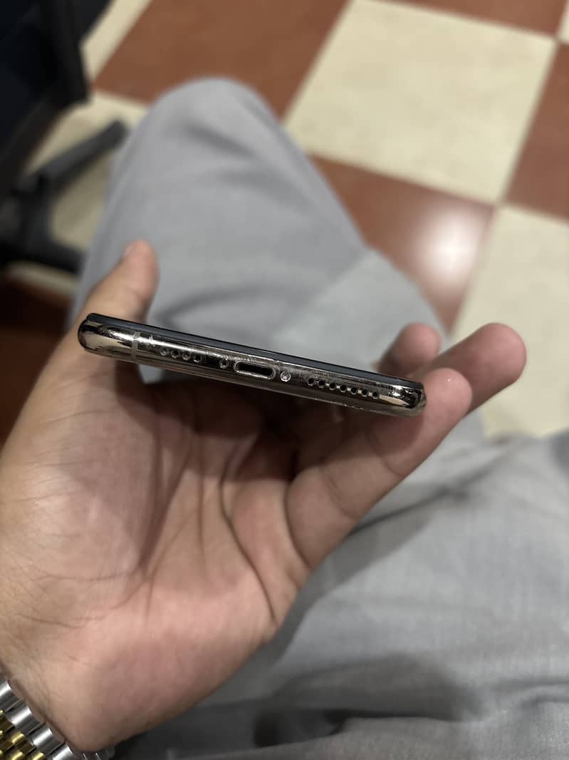 Apple iPhone XS Max 3