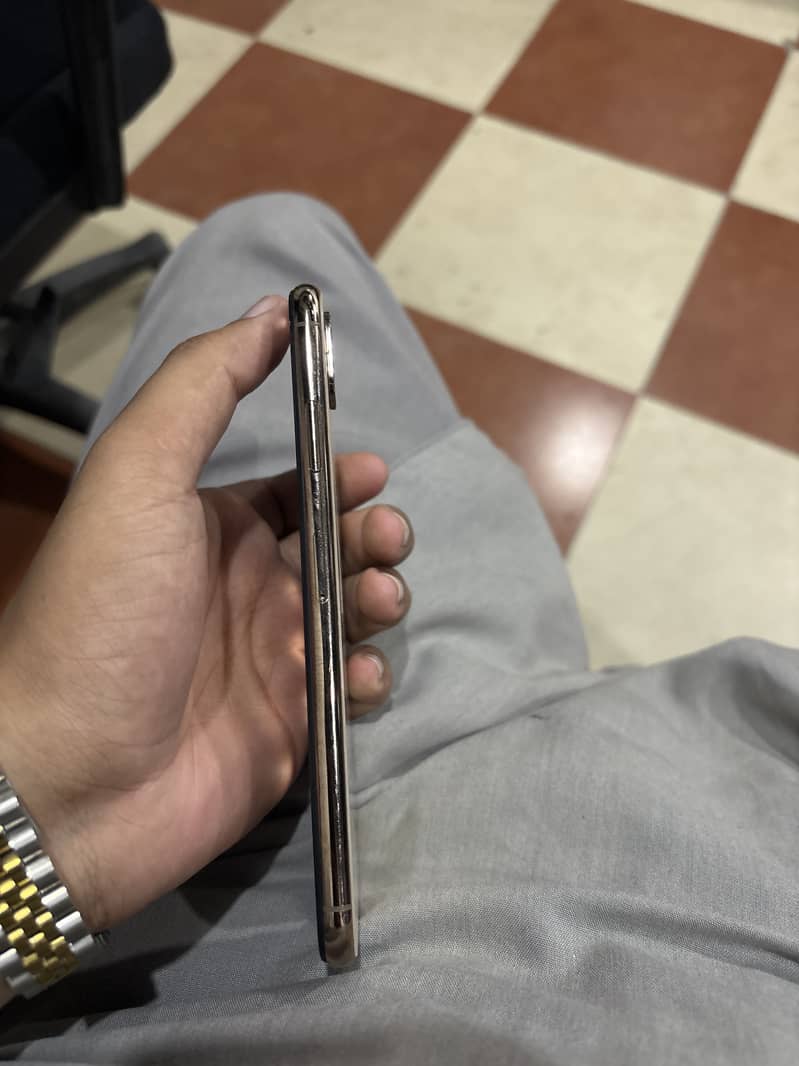 Apple iPhone XS Max 4