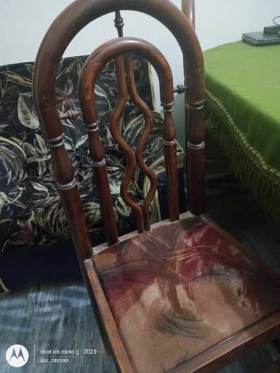 Kali Tali ka dining table in good condition like brand new.