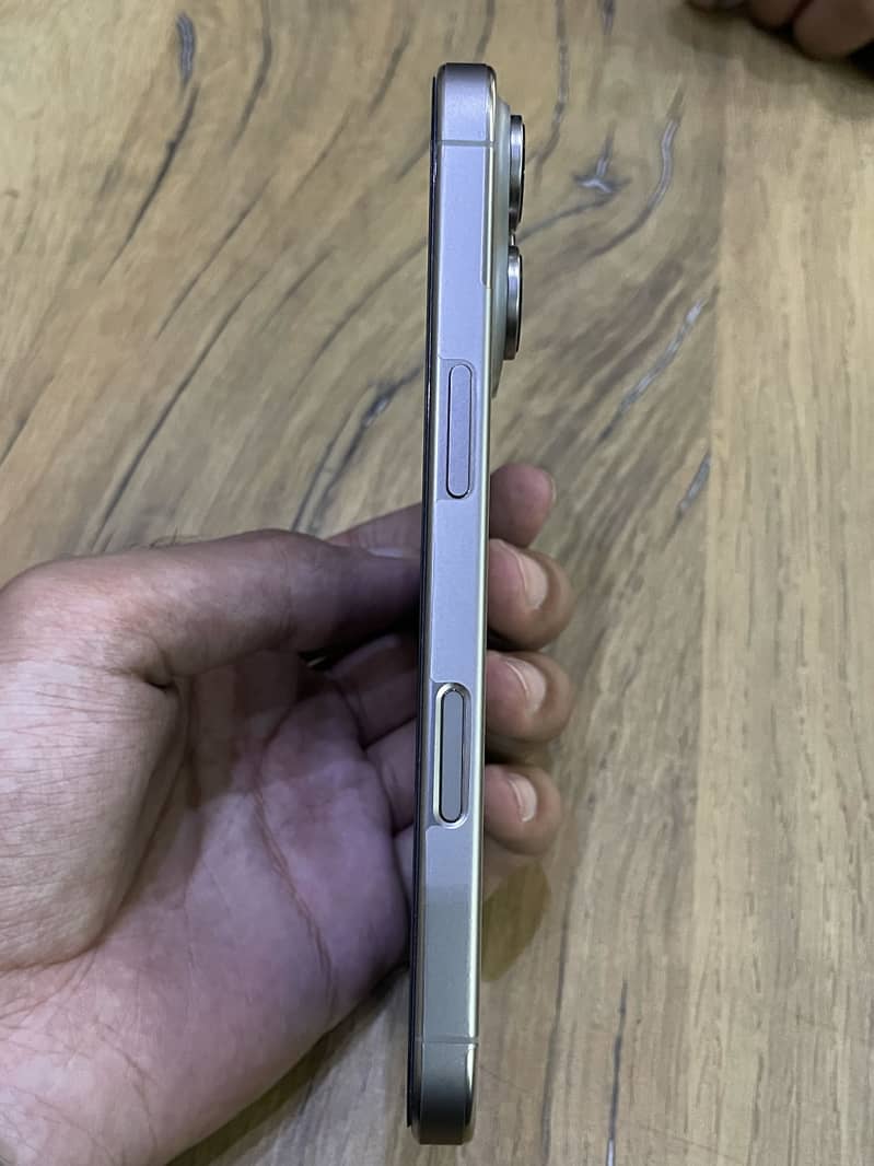 Apple iPhone 16 Pro 1