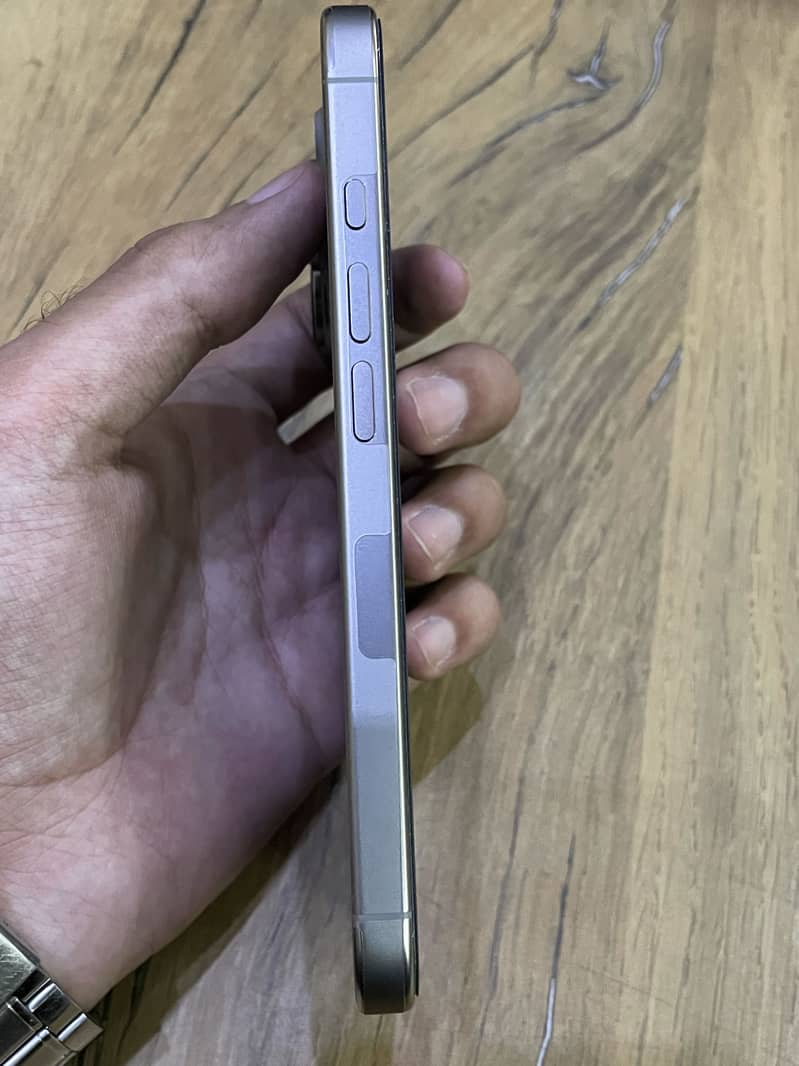 Apple iPhone 16 Pro 2